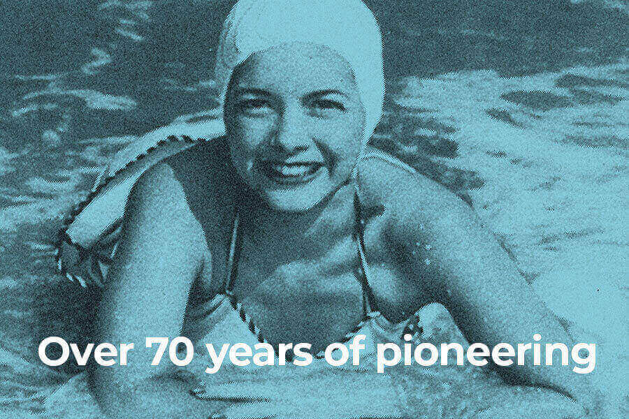 Grafika 70 lat o.b.® z pływającą kobietą